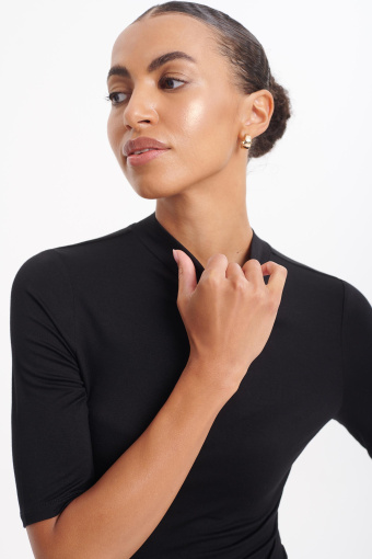 Czarny, dopasowany top z półgolfem