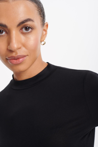 Czarny, dopasowany top z półgolfem