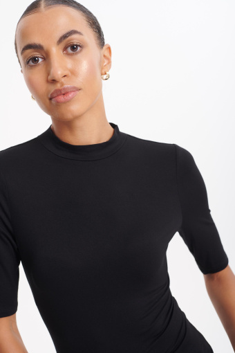 Czarny, dopasowany top z półgolfem