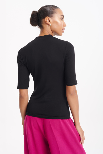 Czarny, dopasowany top z półgolfem