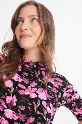 Top z półgolfem, nadruk w kwiaty