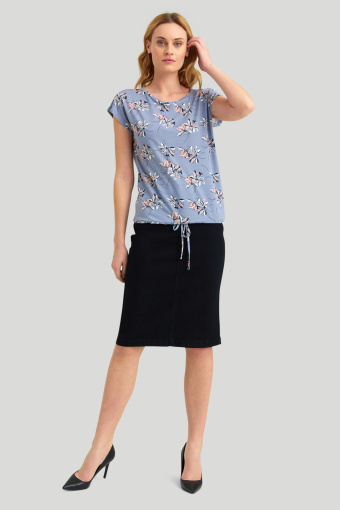 Niebieski top z nadrukiem w kwiaty