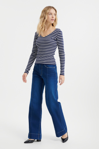 Granatowy top w paski z wycięciem w kształcie V na plecach 