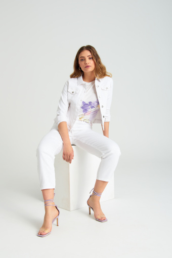 Luźny, biały top z grafiką w kwiaty