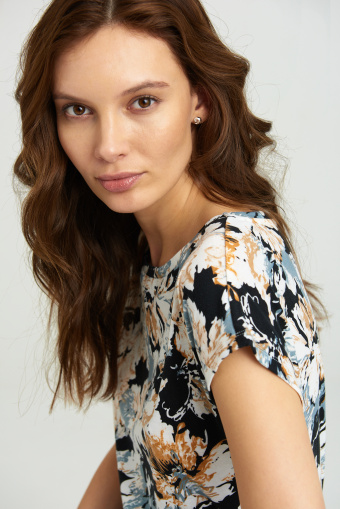 Stylowy top z kolorowym nadrukiem w kwiaty Stylowy top z kolorowym nadrukiem w kwiaty