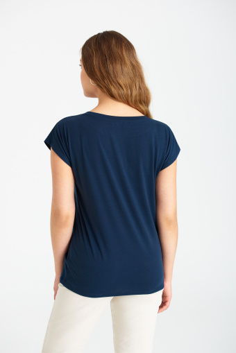 Granatowy top z grafiką w kwiaty