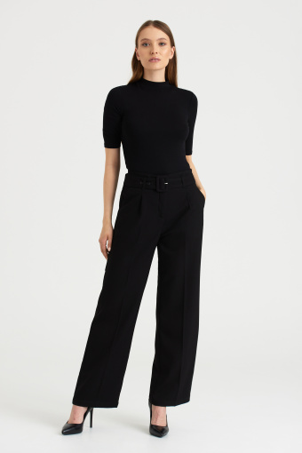 Czarna, dopasowana koszulka z półgolfem