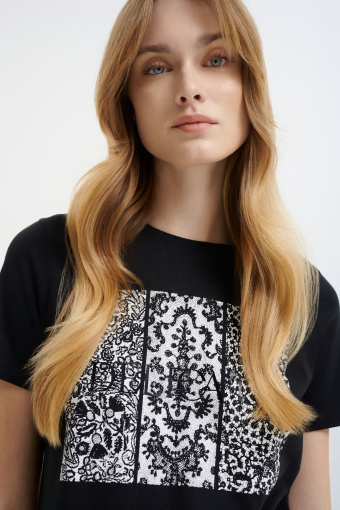 Czarny top z nadrukiem  Czarny top z nadrukiem