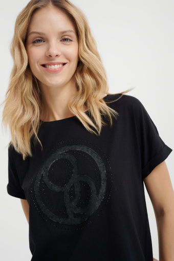 Czarny top z błyszczącym nadrukiem 
