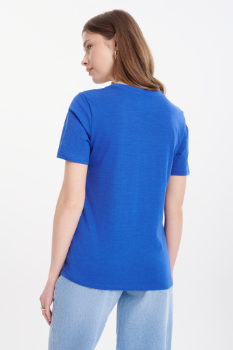 Luźny kobaltowy top z dekoltem w serek Luźny kobaltowy top z dekoltem w serek