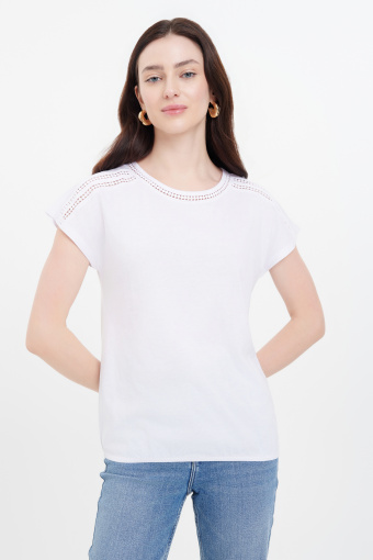 Biały top z ażurową wstawką