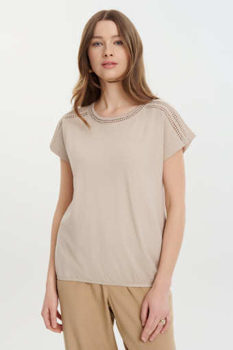 Jasnobeżowy top z ażurowym wykończeniem
