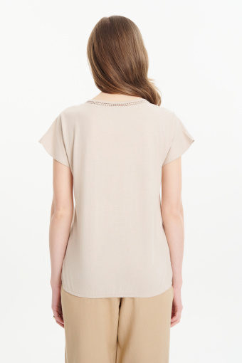 Jasnobeżowy top z ażurowym wykończeniem