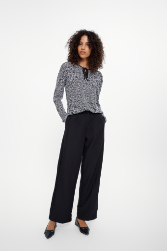 Czarno-biały longsleeve z wiązaniem Czarno-biały longsleeve z wiązaniem