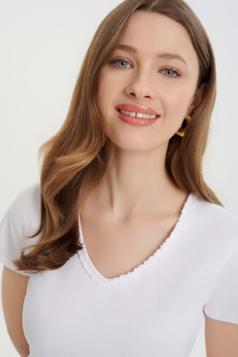 Biały dopasowany top z krótkim rękawem