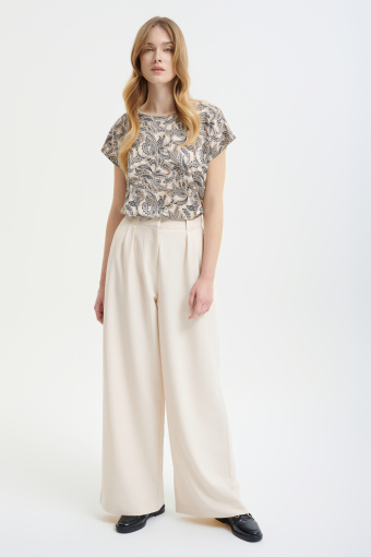 Beżowy top z efektownym nadrukiem 