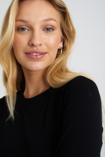 Czarny, basicowy top z długim rękawem