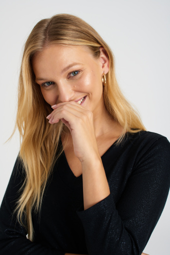 Czarny, połyskujący top z rękawem 3/4