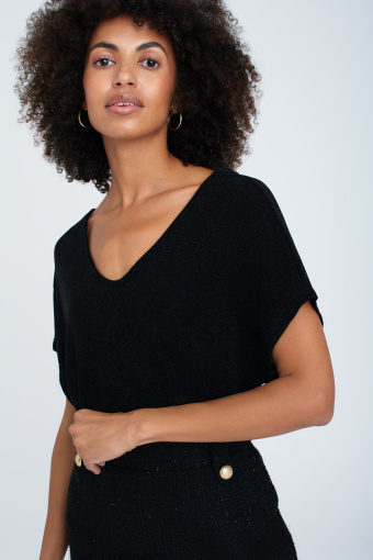 Błyszczący, czarny top z efektownym wycięciem na plecach