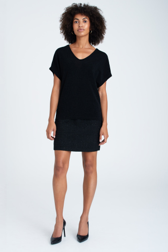 Błyszczący, czarny top z efektownym wycięciem na plecach