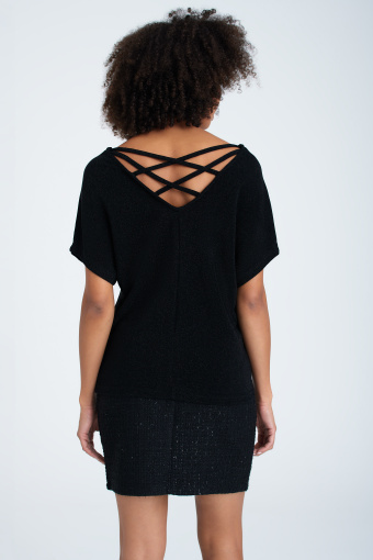 Błyszczący, czarny top z efektownym wycięciem na plecach