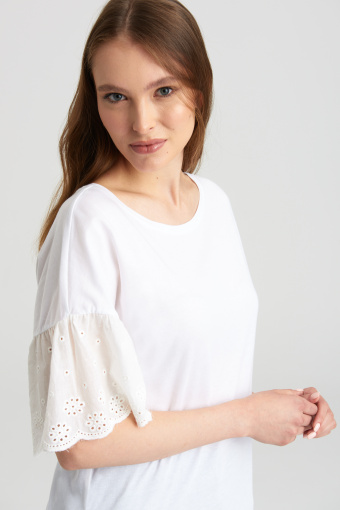 Biały, luźny top z dekoracyjnymi rękawami