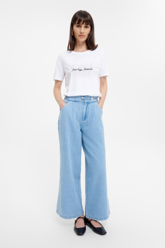Biały T-shirt z nadrukiem na środku Biały T-shirt z nadrukiem na środku