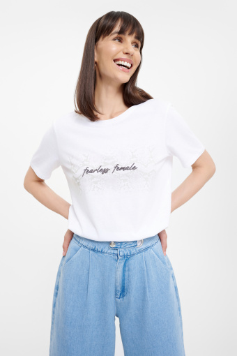Biały T-shirt z nadrukiem na środku Biały T-shirt z nadrukiem na środku