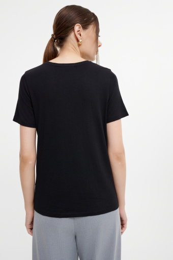 Czarny top z aplikacją na przodzie 