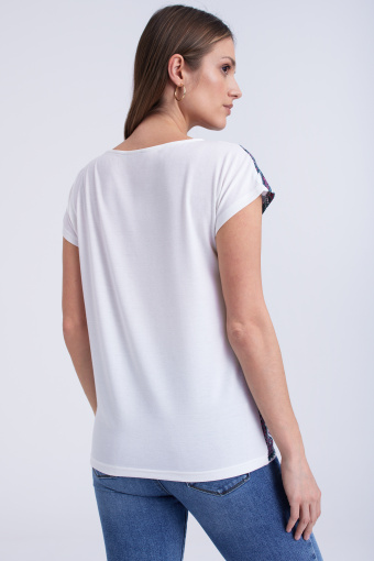 Top w kolorze białym z nadrukiem paisley Top w kolorze białym z nadrukiem paisley