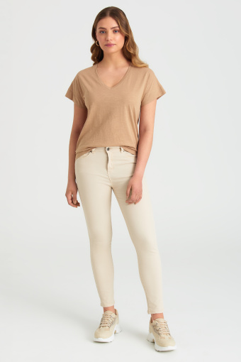 Beżowy top z dekoltem w kształcie litery V