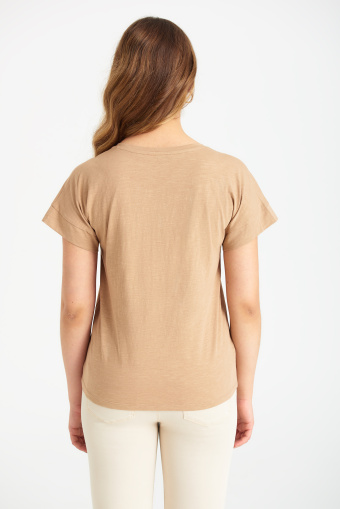 Beżowy top z dekoltem w kształcie litery V