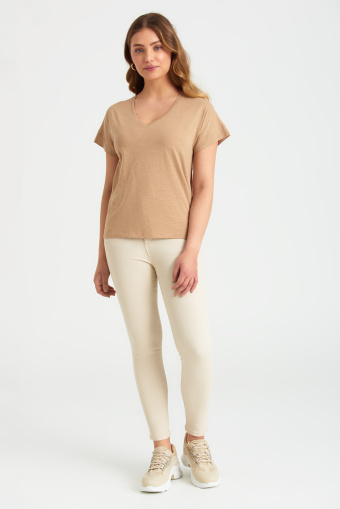 Beżowy top z dekoltem w kształcie litery V