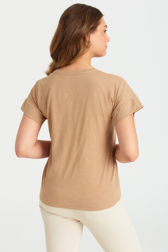 Beżowy top z dekoltem w kształcie litery V