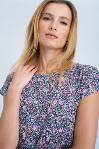 Przewiewny top z malarskim nadrukiem w kwiaty Przewiewny top z malarskim nadrukiem w kwiaty