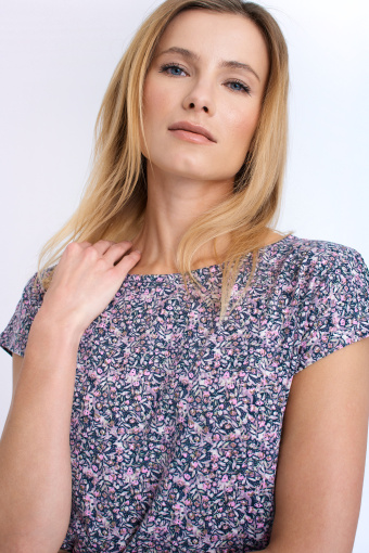 Przewiewny top z malarskim nadrukiem w kwiaty Przewiewny top z malarskim nadrukiem w kwiaty