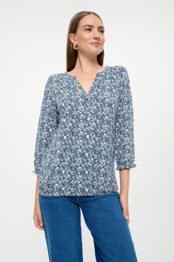 Błękitny top z nadrukiem łączka