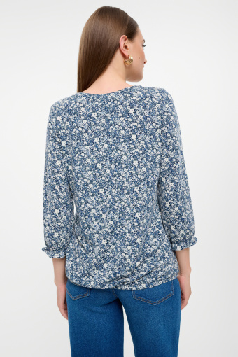 Błękitny top z nadrukiem łączka