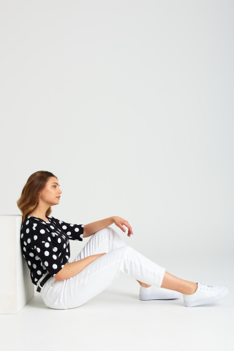 Top z nadrukiem w groszki, rękaw do łokcia Top z nadrukiem w groszki, rękaw do łokcia