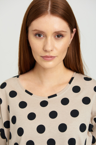 Beżowy top z nadrukiem w grochy