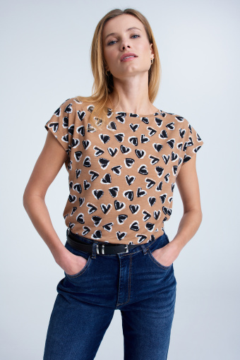 Top z nadrukiem w serca, beż