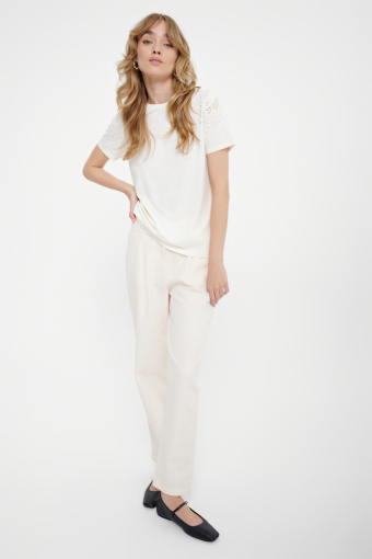 Kremowy t-shirt z ozdobnymi rękawami