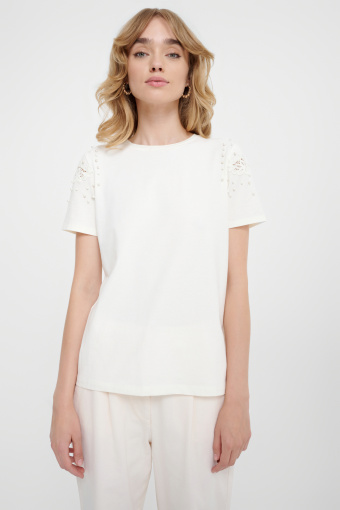 Kremowy t-shirt z ozdobnymi rękawami