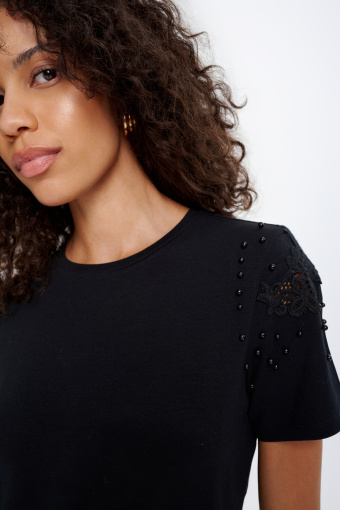 Czarny top z dekoracyjnymi krótkimi rękawami