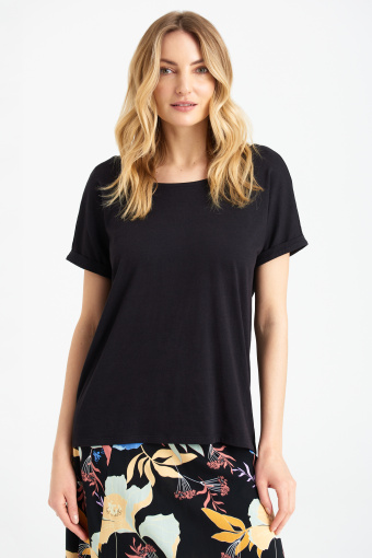 Czarny top ze stylowym wycięciem na plecach