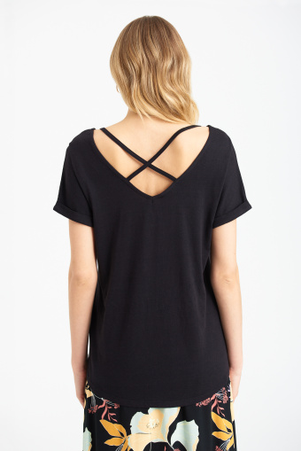 Czarny top ze stylowym wycięciem na plecach