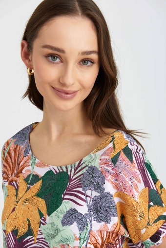 Oversize'owy top z nadrukiem w kolorowe kwiaty