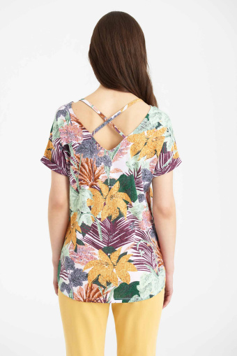 Oversize'owy top z nadrukiem w kolorowe kwiaty