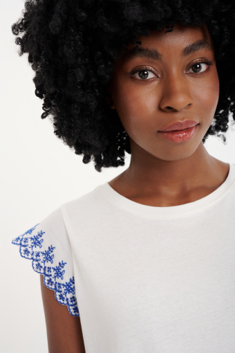 Stylowy biały top z dekoracyjnym haftem na rękawach Stylowy biały top z dekoracyjnym haftem na rękawach