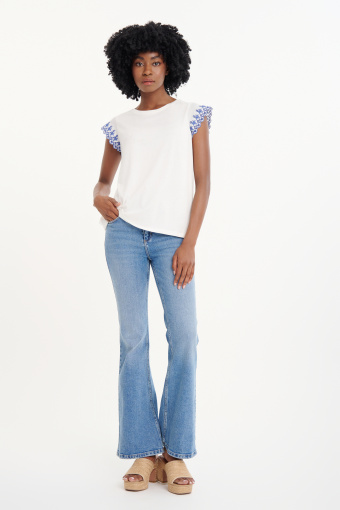 Stylowy biały top z dekoracyjnym haftem na rękawach Stylowy biały top z dekoracyjnym haftem na rękawach